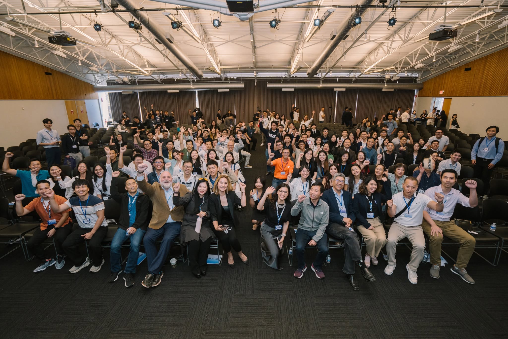 A packed audience of hundreds of attendees cheering at the Vietnam Tech Summit in Silicon Valley.